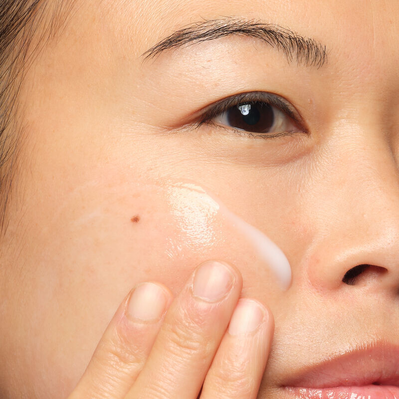 entfernen sie make-up und erfrischen sie ihre haut mit dem glycolipid-creme-reiniger.